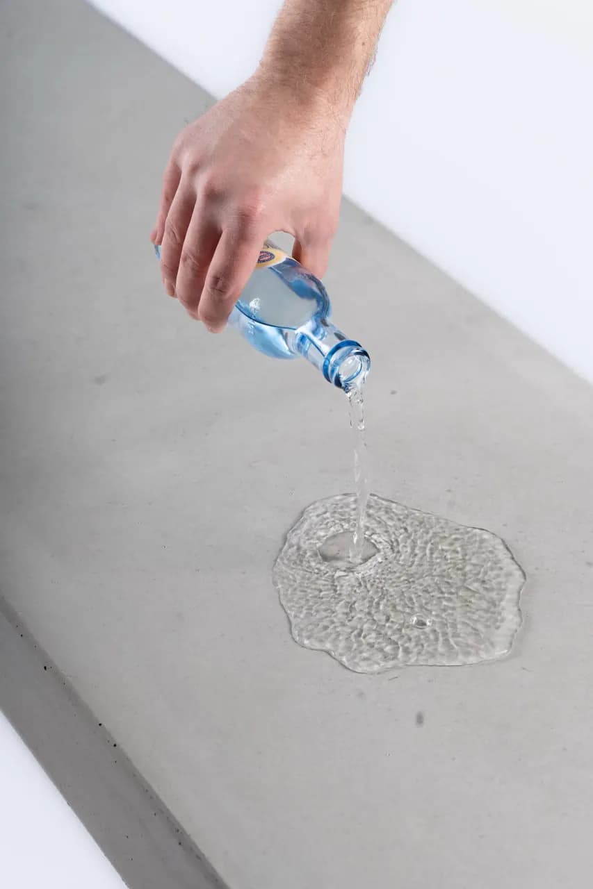 Detailaufnahme einer wasserbeständigen Betonoberfläche