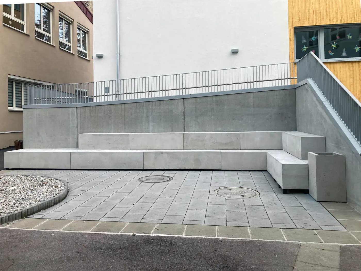 Betonmöbel in einer realisierten öffentlichen Außenanlage
