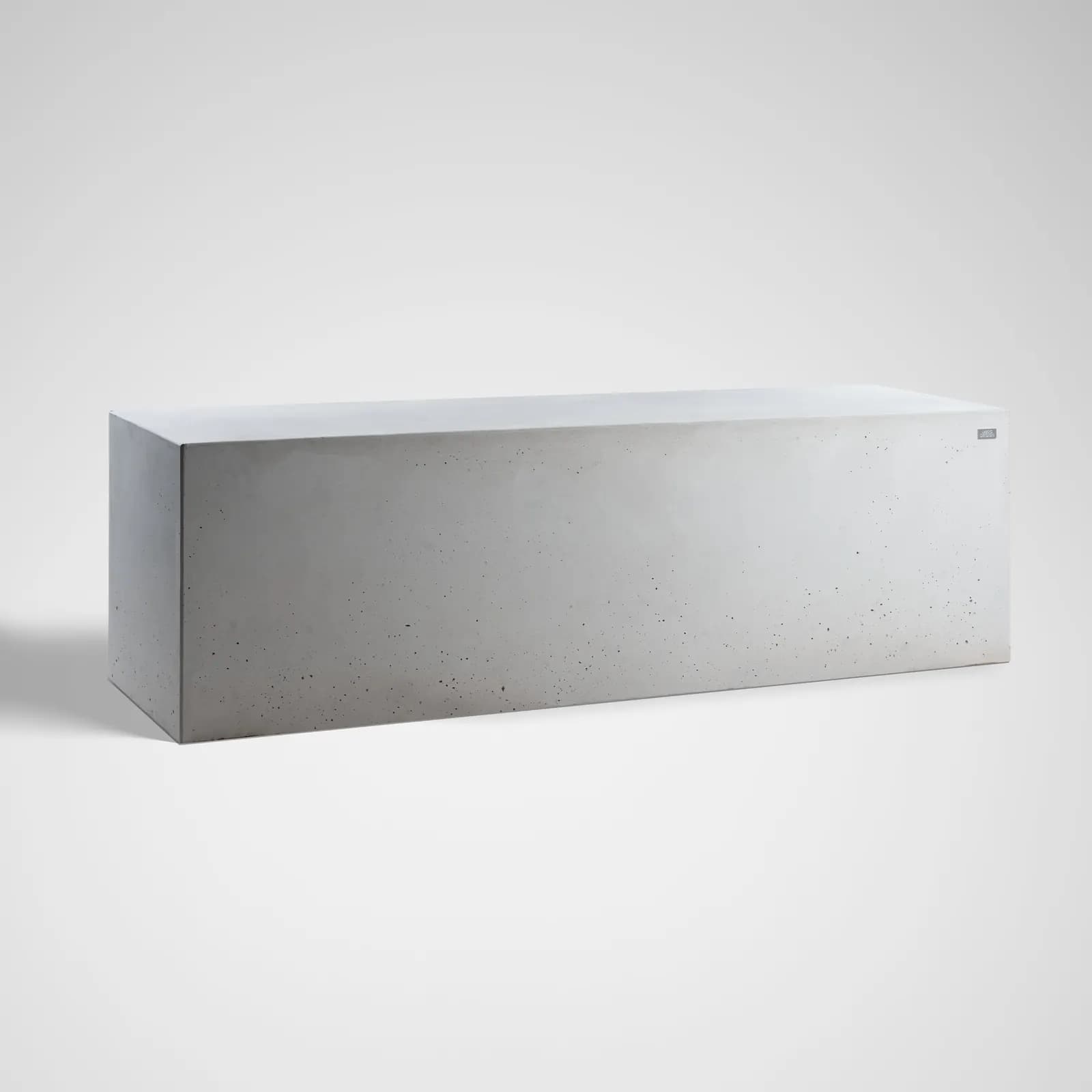 Betonblock mit sichtbar ausgearbeiteter Oberfläche