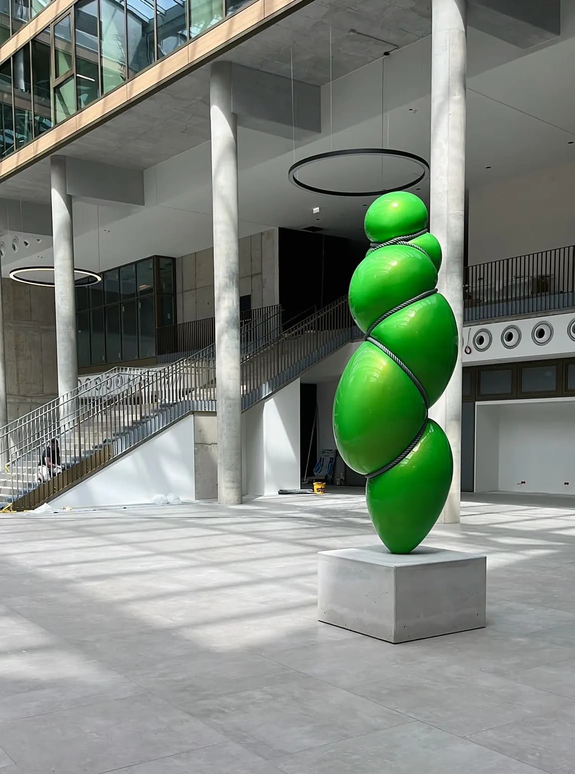Individuelles Objekt auf einem Betonsockel in moderner Architektur