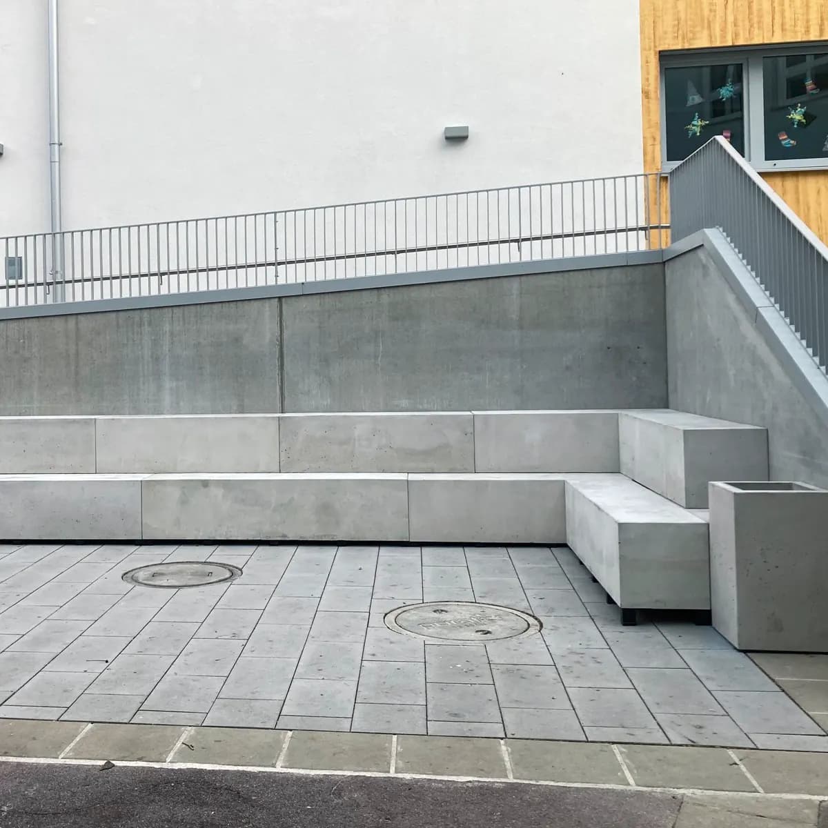 Betonelemente im öffentlichen Außenbereich