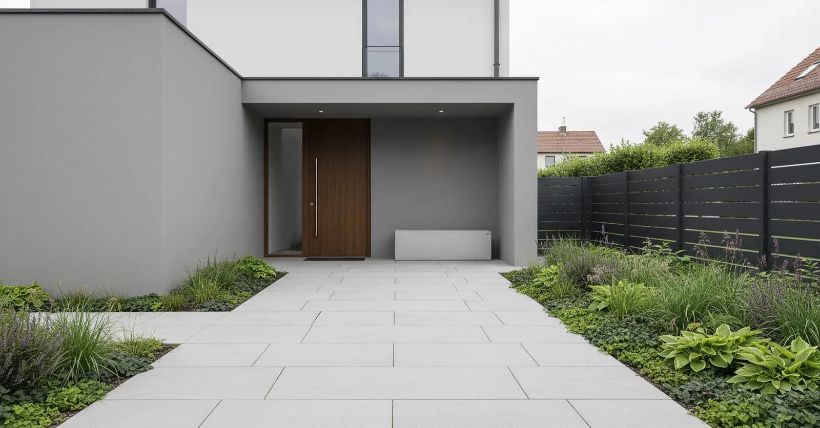 Betonblock in einem modernen Außenbereich vor einer Einfahrt